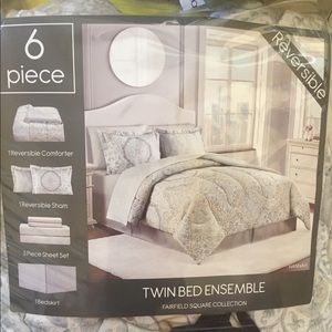 Twin bed ensemble